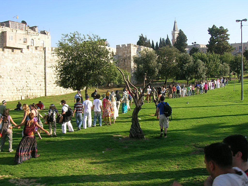 Hundreds of people form a line to "hug" the Old City of Jerusalem